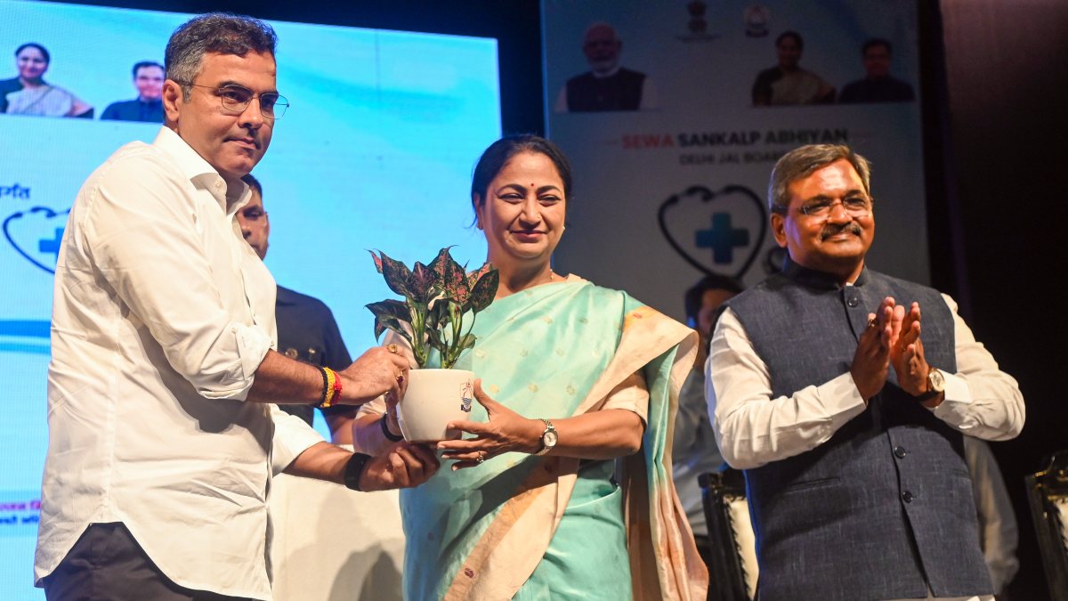 Delhi minister felicitates CM Rekha Gupta at healthcare launch