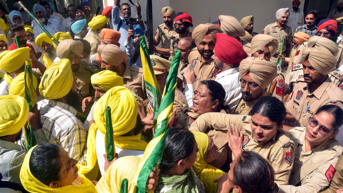 Farmers scuffle with police during Patiala protest