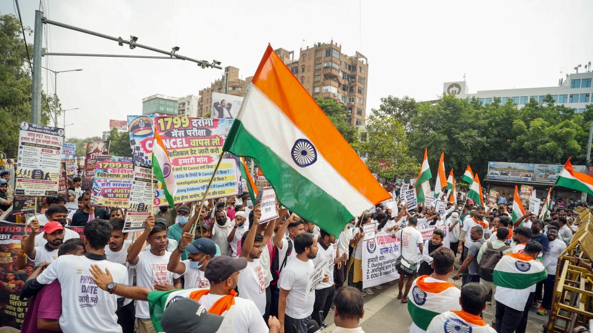 Bihar police aspirants hold CM gherao march in Patna over exam cancellation