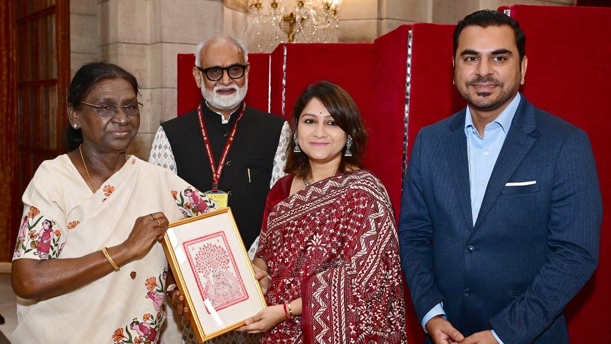 President Murmu presented with painting at Rashtrapati Bhavan