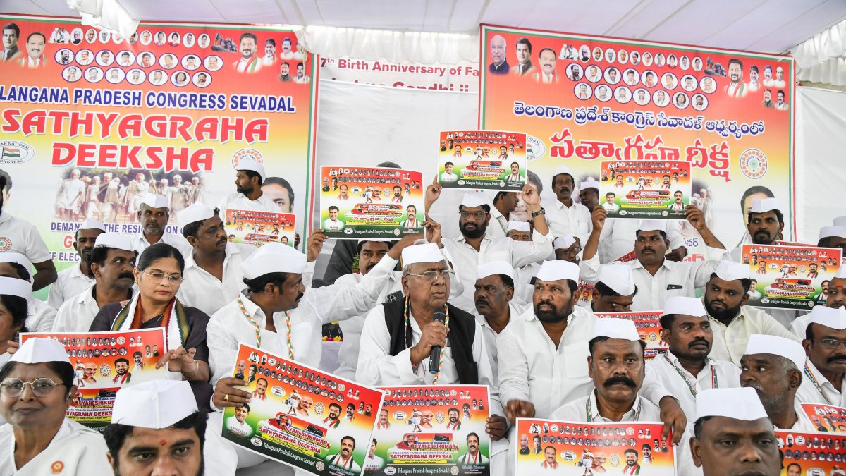 Telangana Congress holds satyagraha seeking CEC resignation