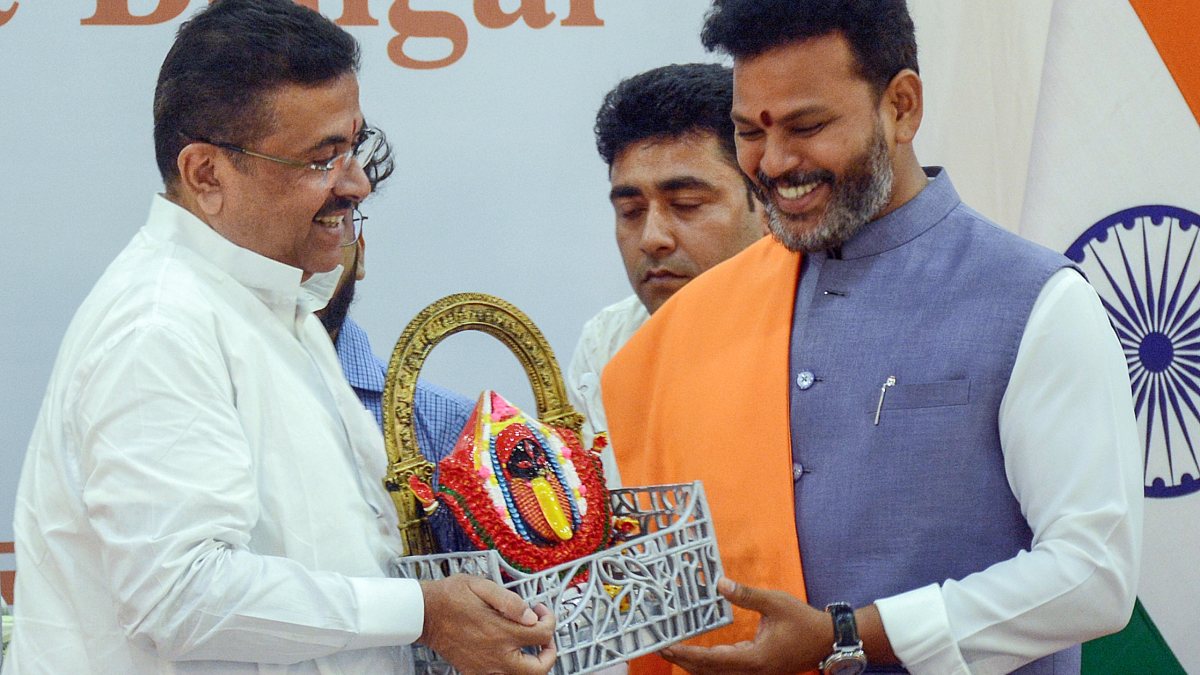 West Bengal CM felicitates civil aviation minister at UDAN MoU signing
