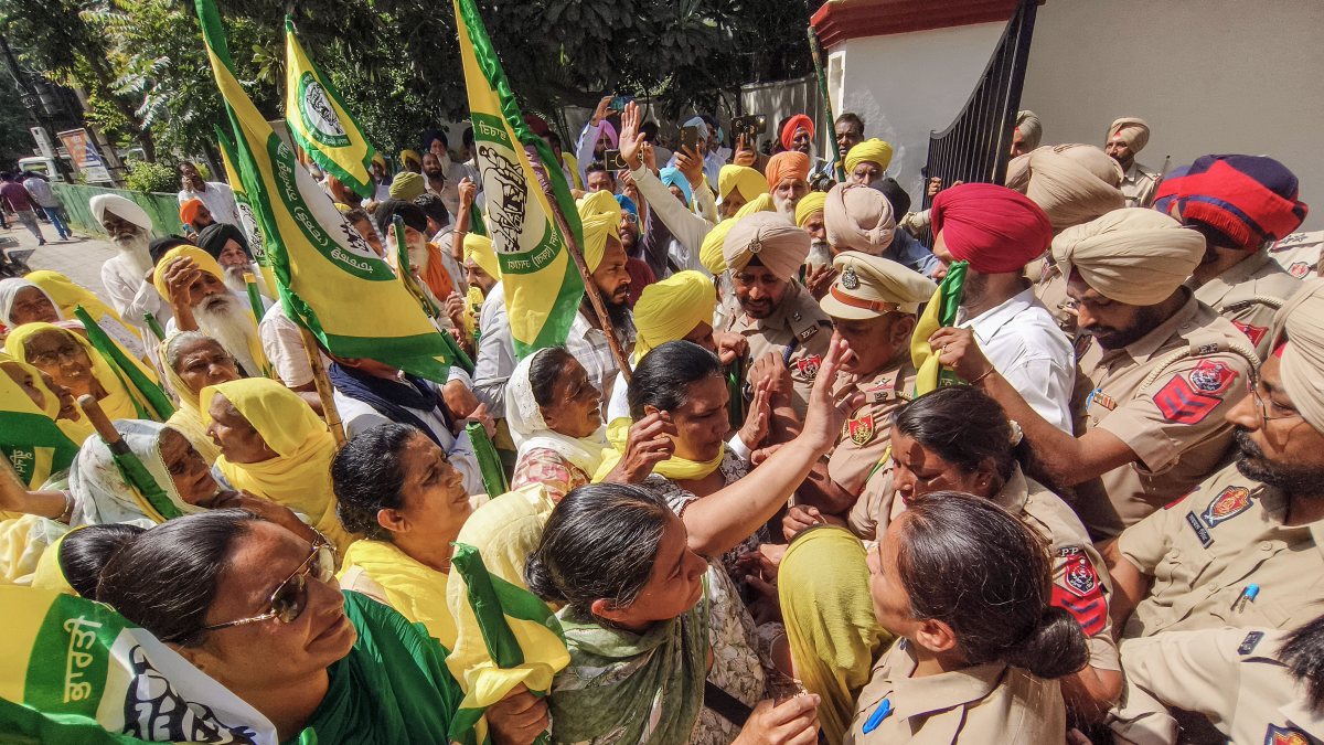 BKU Ugrahan farmers try to force entry into Patiala SSP office
