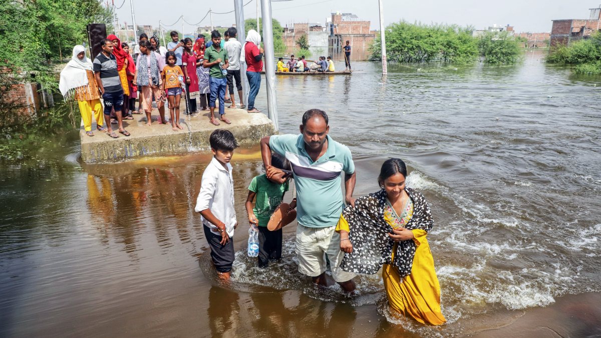 Lucknow residents wade through floodwater as Gomti River rises
