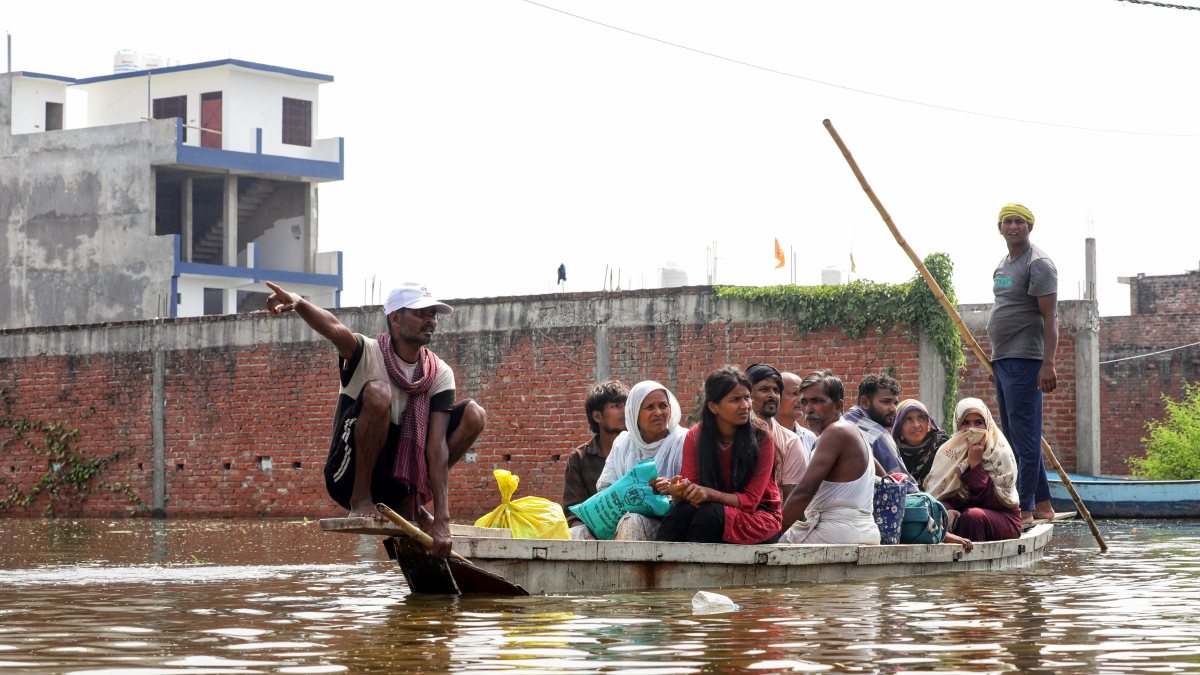 Boatmen rescue stranded residents from Gomti river flood in Lucknow