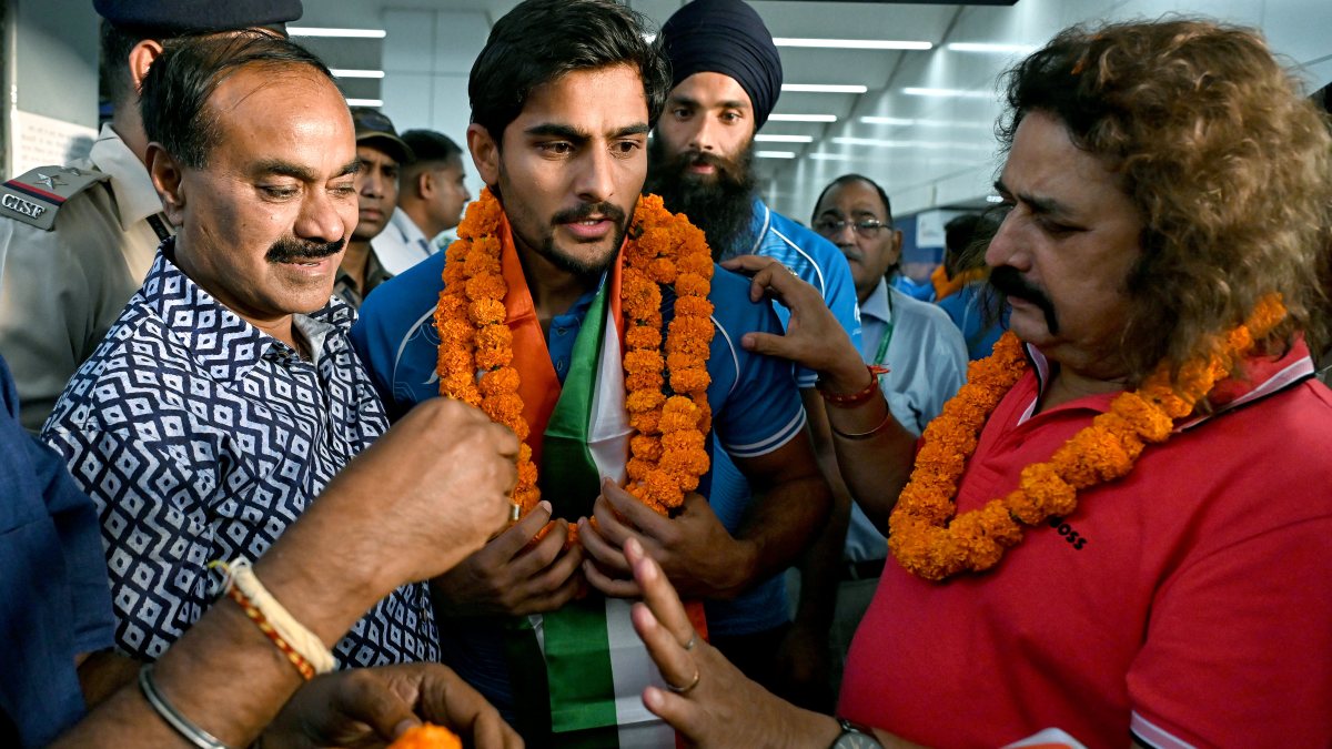 Indian hockey gold medallist welcomed at Delhi airport