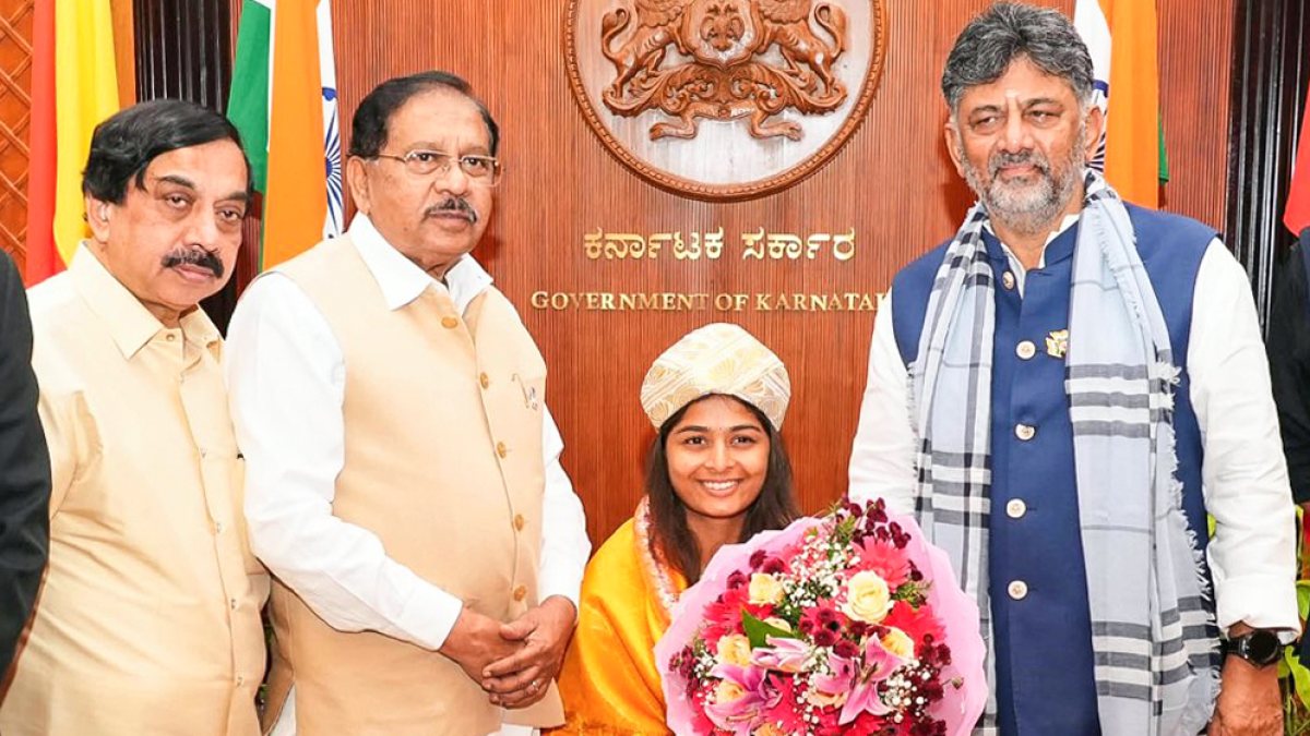 Karnataka CM felicitates Asian Games gold medallist Shreyanka Patil