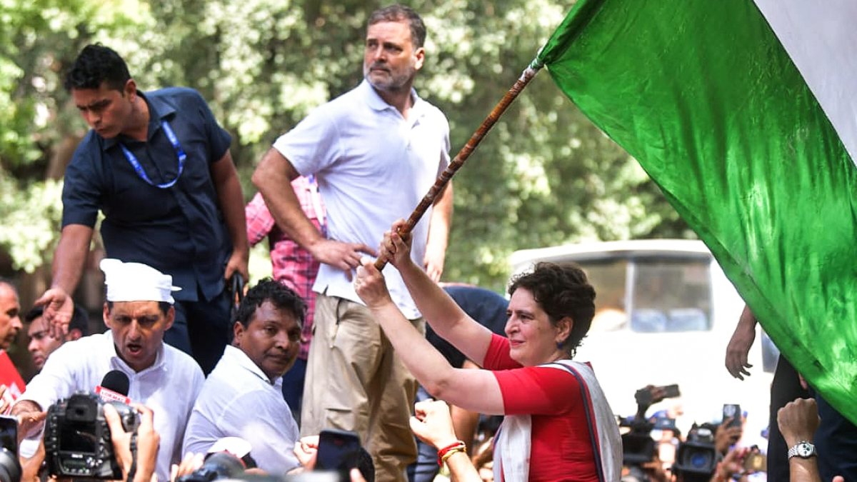 Rahul Gandhi stands on barricade at INDIA bloc protest in Delhi