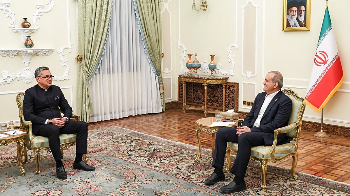 Indian envoy presents credentials to Iranian president