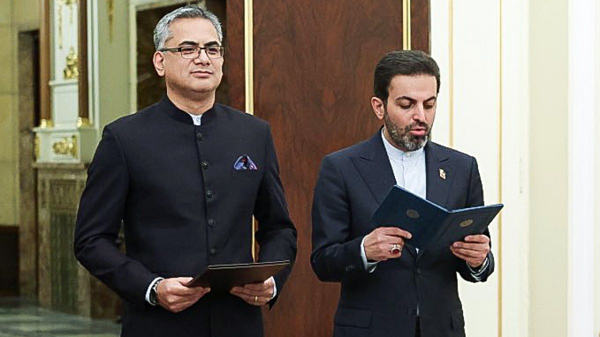Indian envoy presents credentials at Iran presidential palace
