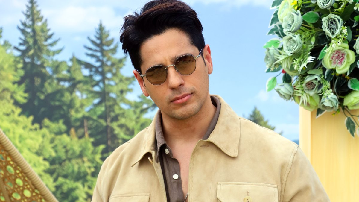 Sidharth Malhotra poses with smartphone at vivo launch event