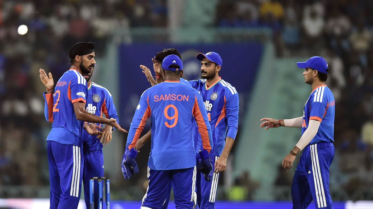 Arshdeep and teammates celebrate wicket in Lucknow T20I