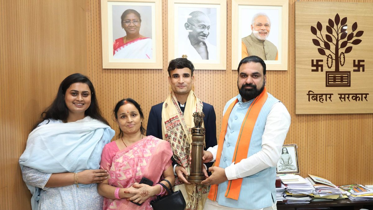 Bihar CM honours Asian Games bronze medallist Bobby Kumar