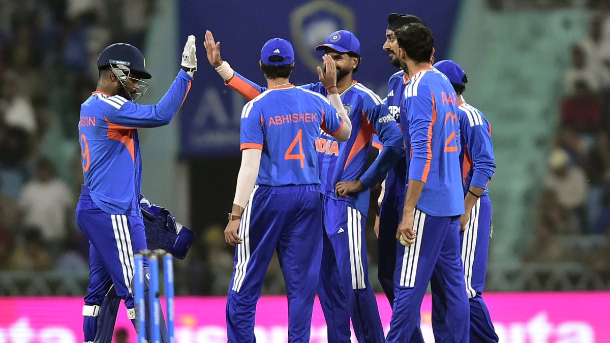 Axar Patel and teammates celebrate Rovman Powell wicket in Lucknow T20I