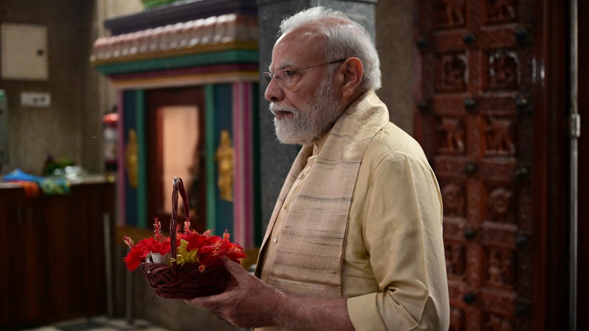 PM Modi offers prayers at Delhi temple