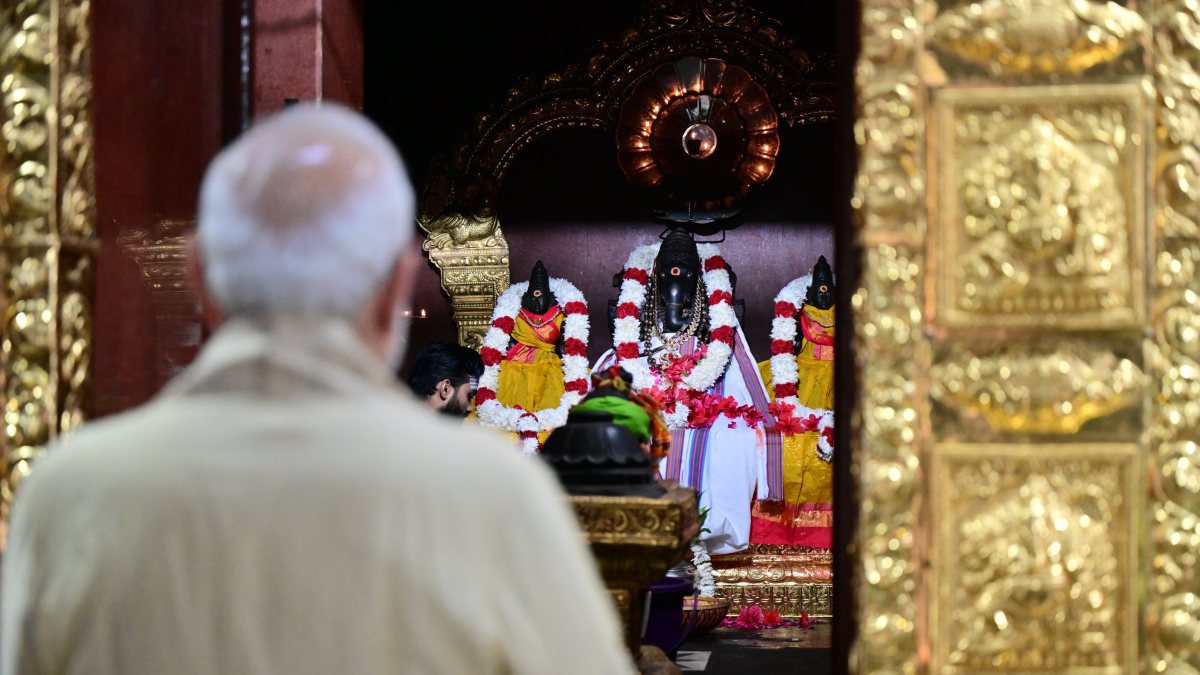 PM Modi offers prayers at Delhi temple