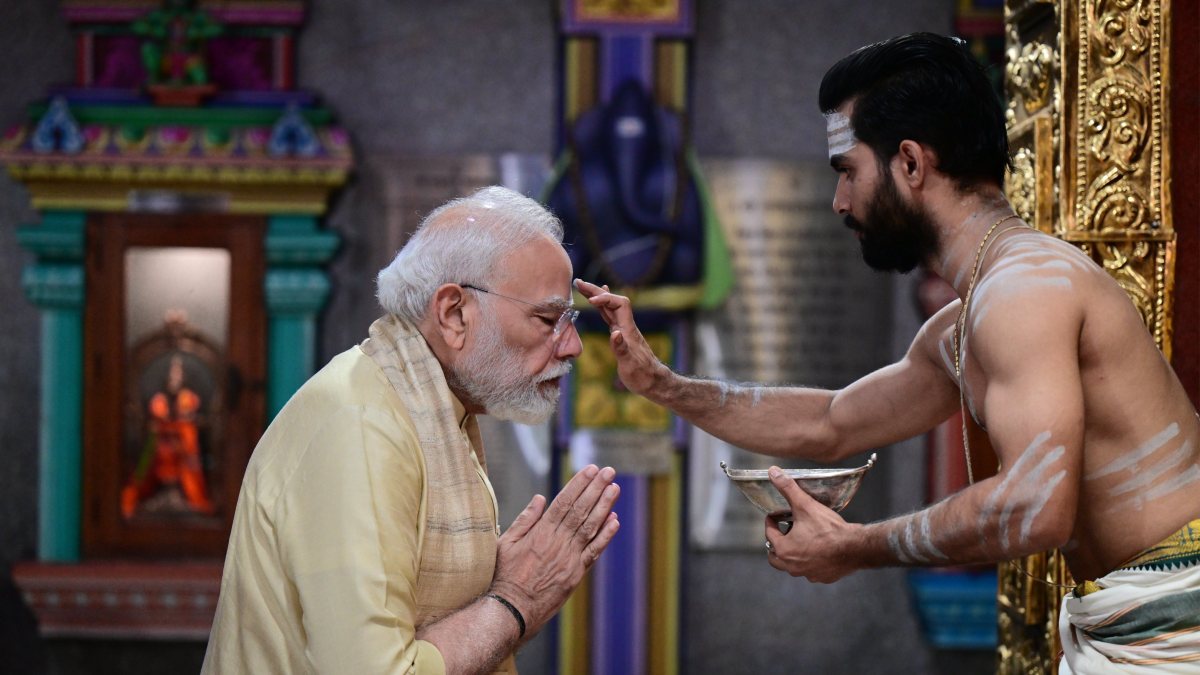 Priest applies tilak to Modi at Delhi temple