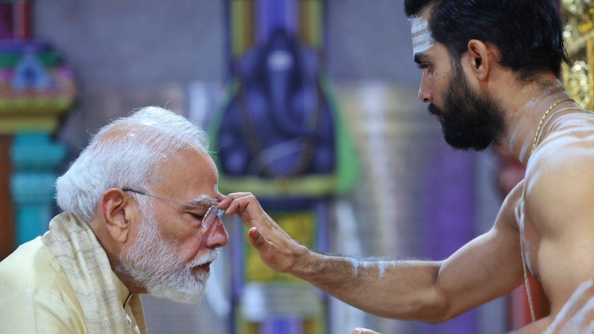 Priest applies tilak on Modi at Delhi temple