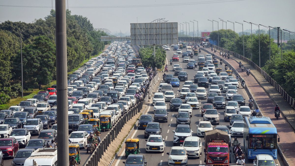 Traffic crawls on NH-24 near Akshardham after Delhi Police diversion advisory