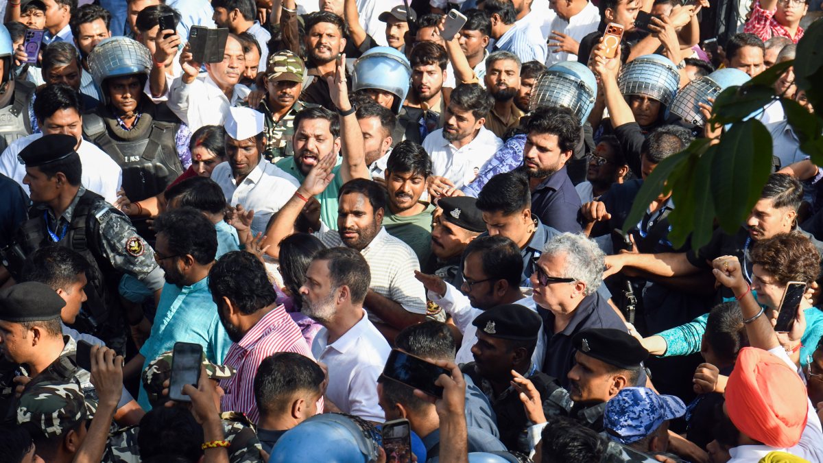 Rahul Gandhi, Priyanka and Derek O'Brien lead opposition protest over CEC