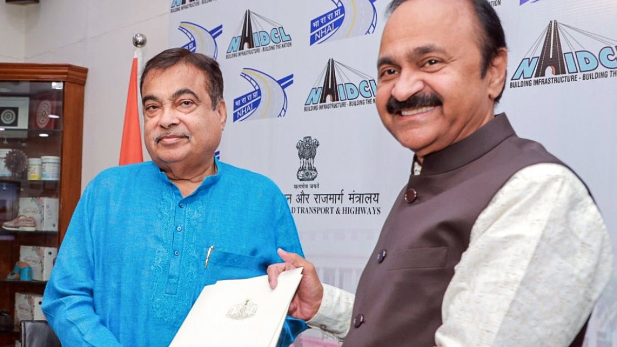 Gadkari and Satheesan pose for a picture in New Delhi