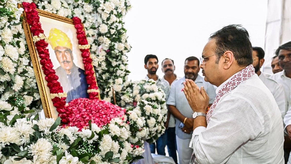 Rajasthan CM pays tribute to MLA's late father in Chittorgarh