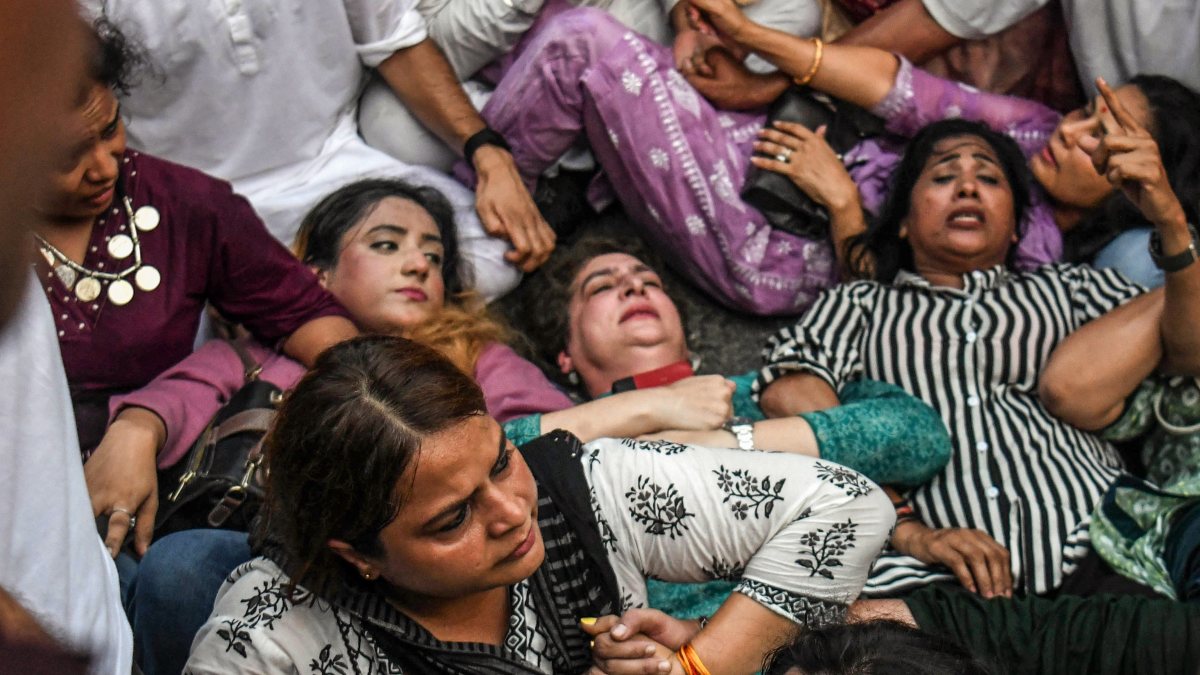 Priyanka Gandhi joins INDIA bloc MPs protest at Windsor Place