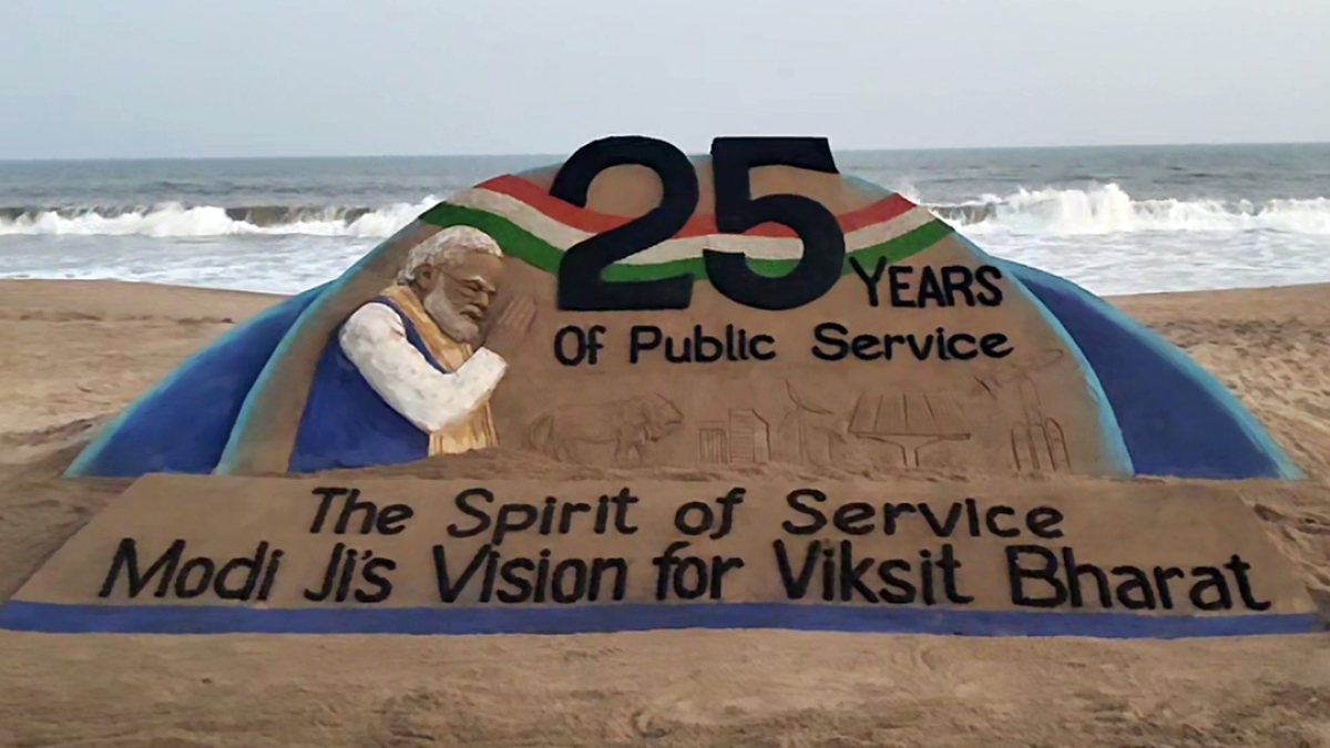 Sand artist Sudarsan Pattnaik marks Modi 25 years in public service
