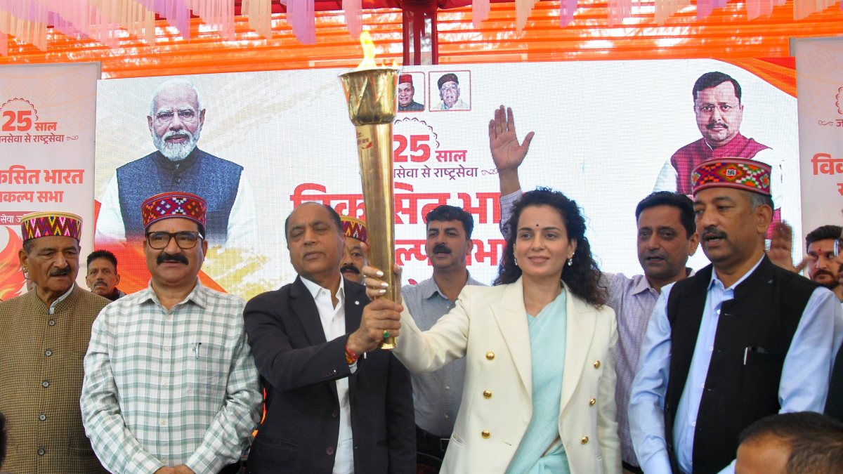 Jairam Thakur and Kangana Ranaut hold flambeau at Kullu event