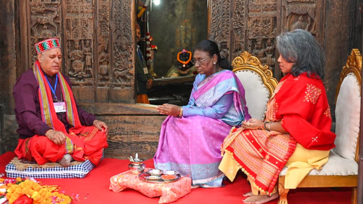 President Murmu offers prayers at Hidimba Mata Mandir in Kullu