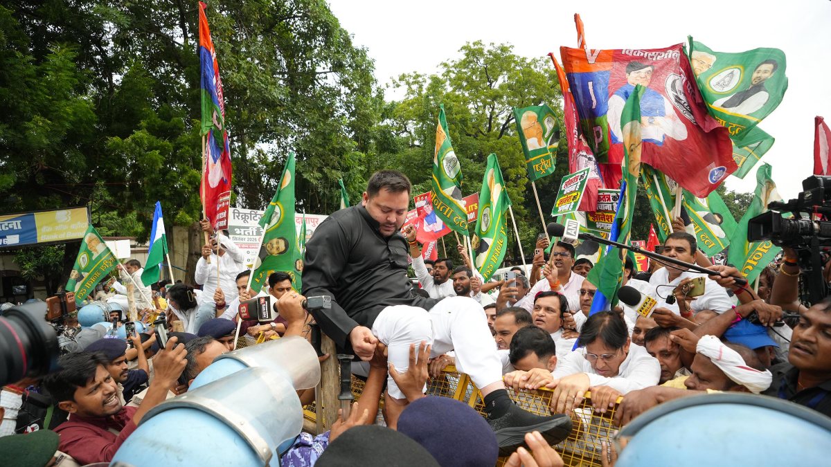 Tejashwi Yadav climbs barricade during Patna protest march
