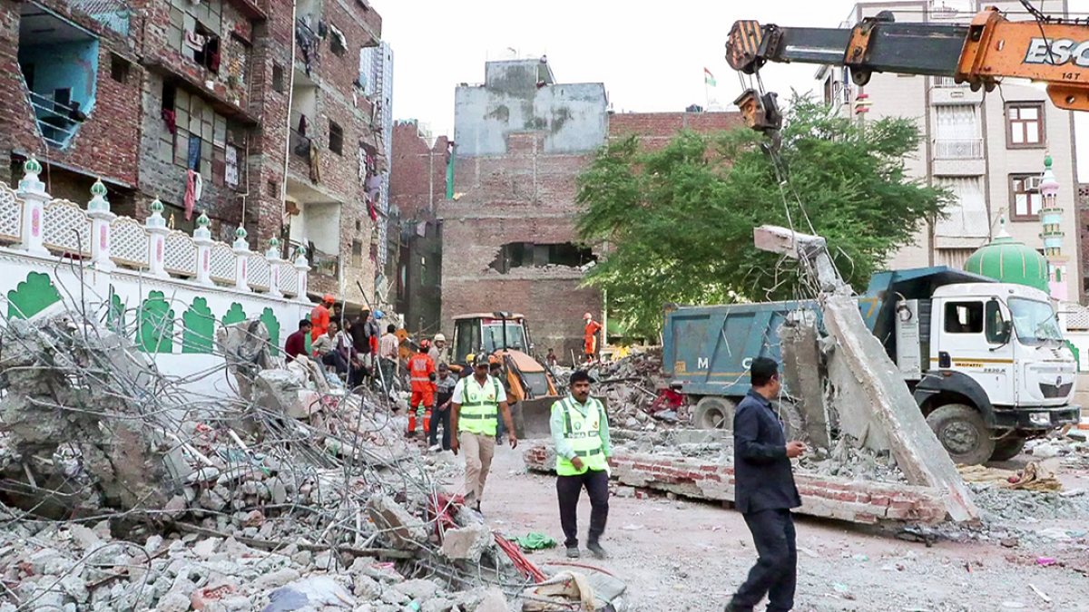 Building collapse in Delhi Seemapuri triggers rescue operation