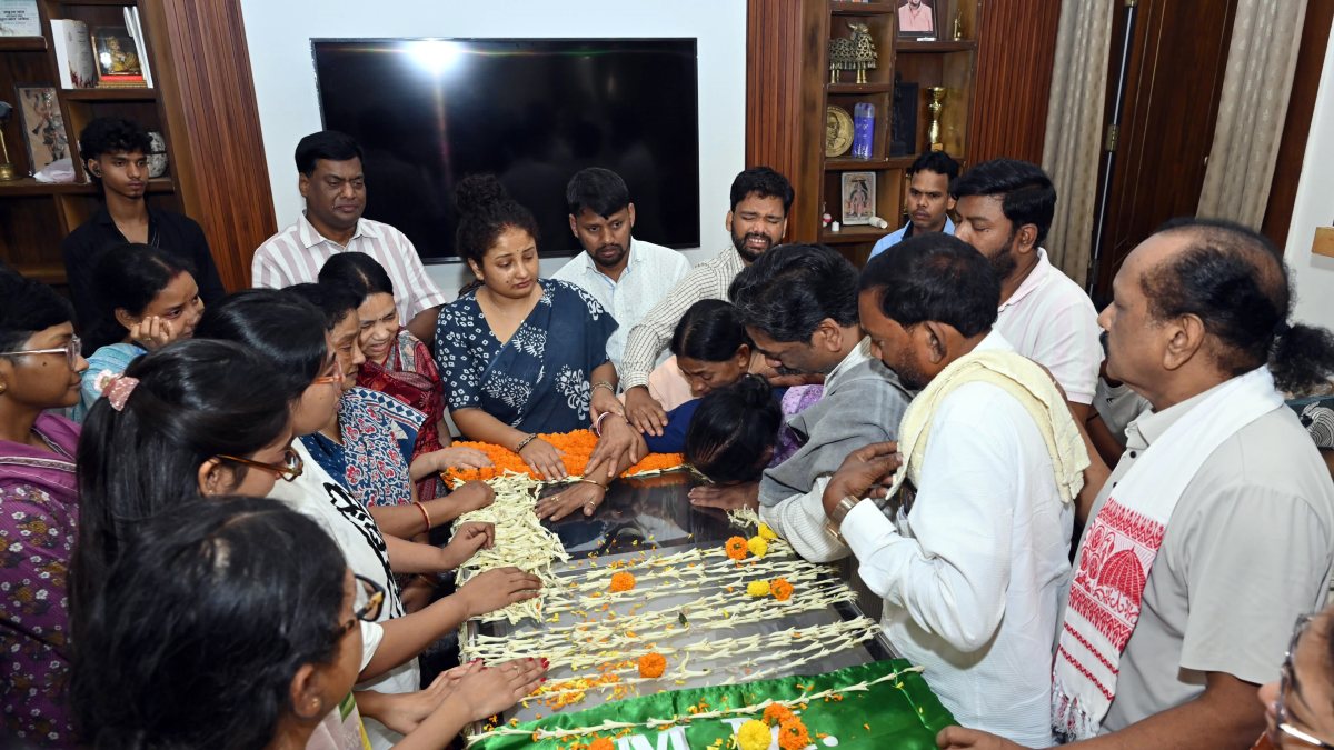 Mourners gather near mortal remains of Hemant Soren's mother in Ranchi