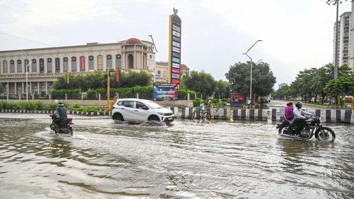 Gomti river floods Lucknow road and buildings
