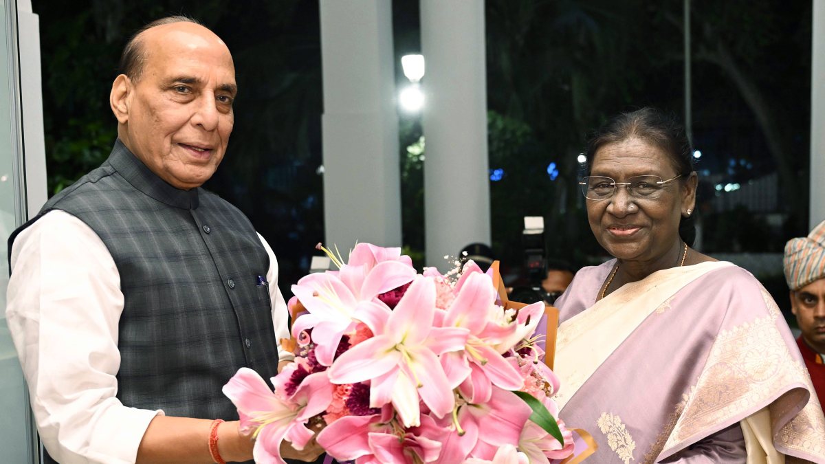 President Murmu welcomed by Rajnath Singh at IAF 94th anniversary