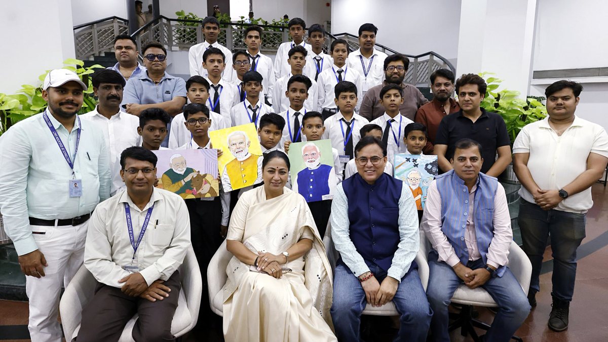 Delhi CM Rekha Gupta meets returning Sarvodaya students