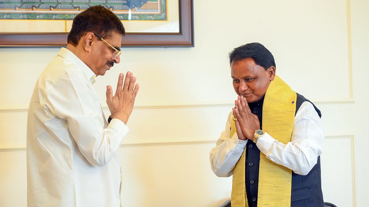 Odisha CM greets governor at Lok Bhavan in Khordha