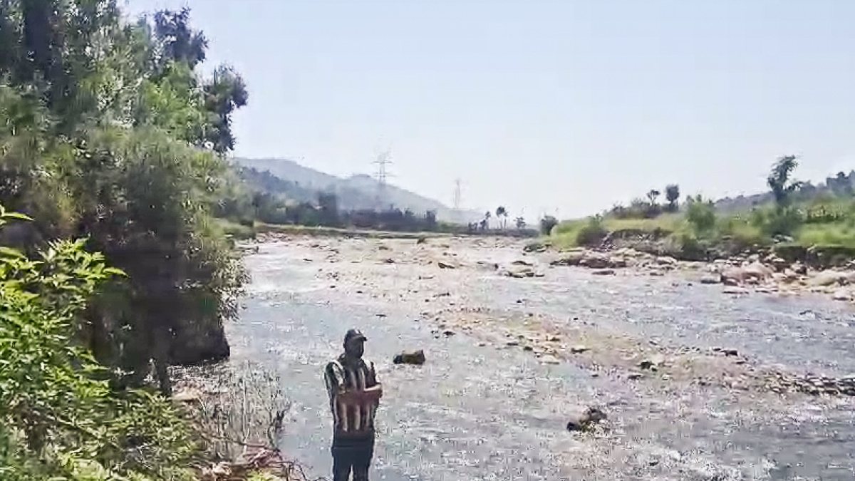 Flood control clears irrigation canals along Thanamandi River in Rajouri