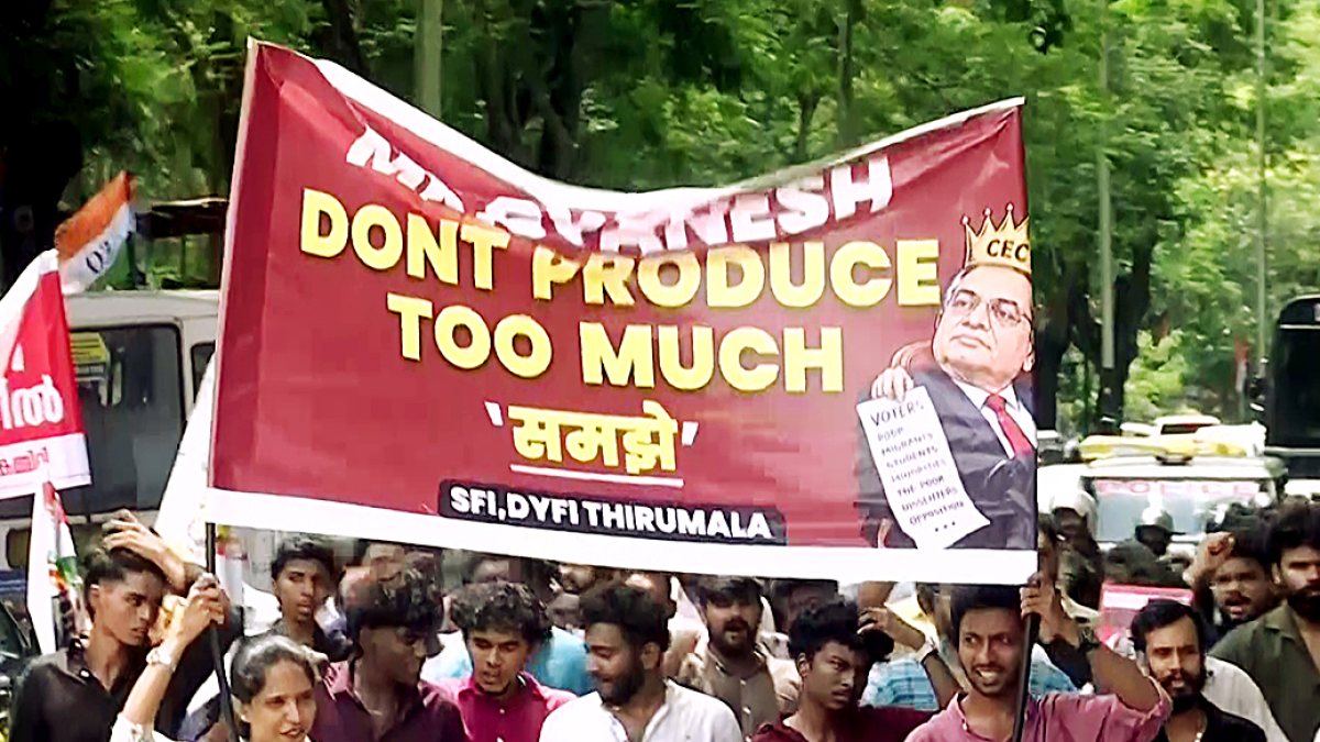 DYFI and SFI march in Thiruvananthapuram seeking CEC removal