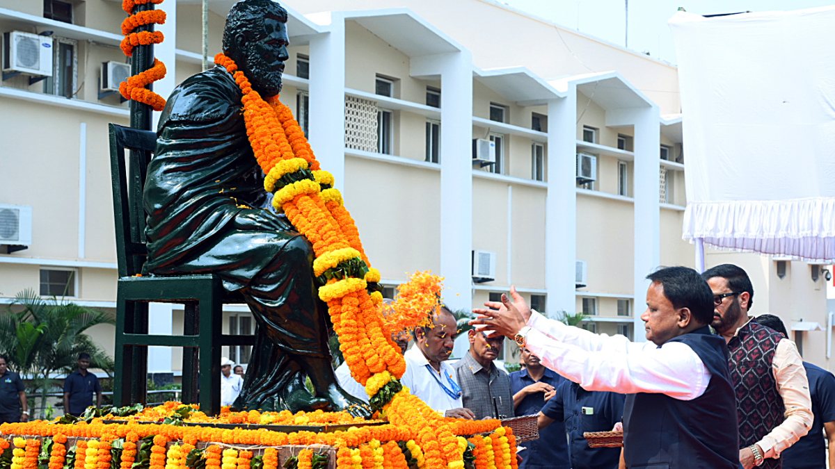 Odisha CM Majhi pays tributes to Gopabandhu Das on 149th birth anniversary