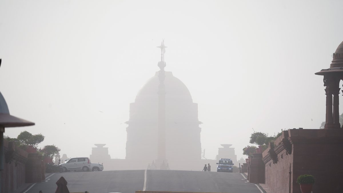 Smog engulfs Rashtrapati Bhavan in New Delhi