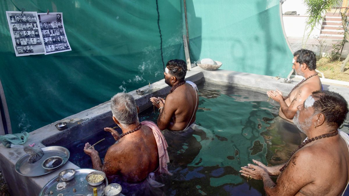 Hindu devotees perform Tarpan ritual for martyrs in Bikaner
