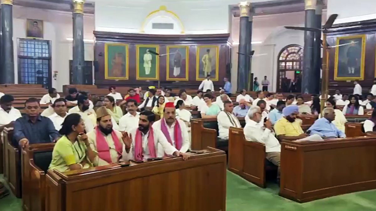INDIA bloc MPs meet President Murmu over EC functioning