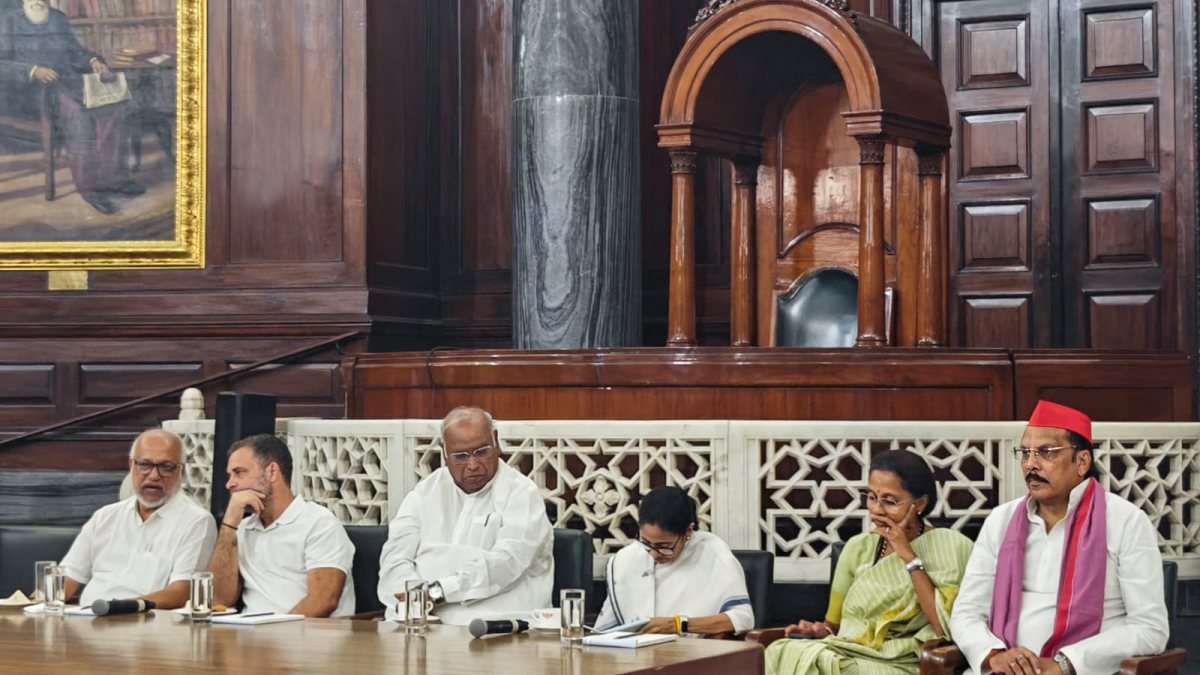 INDIA bloc MPs meet President Murmu over EC functioning
