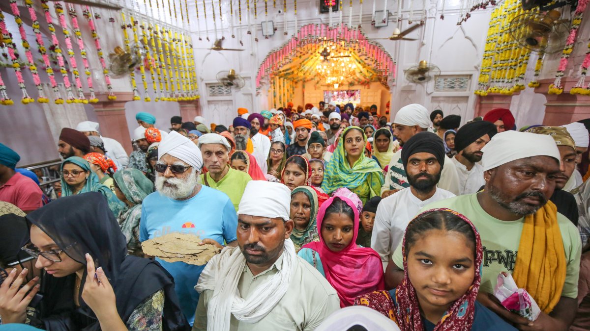 Devotees pay obeisance at Jor Mela in Amritsar