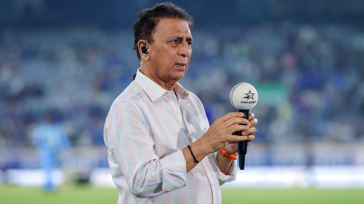 Sunil Gavaskar warms up before India vs West Indies 2nd T20I in Ranchi