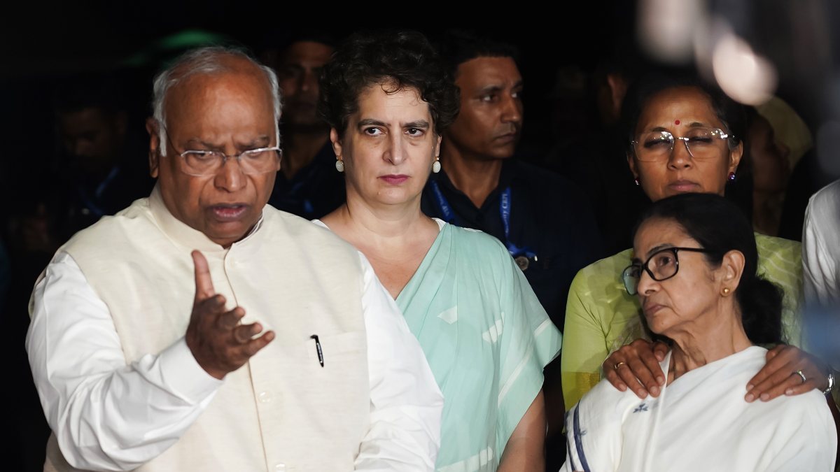 Kharge meets Murmu over election commission concerns