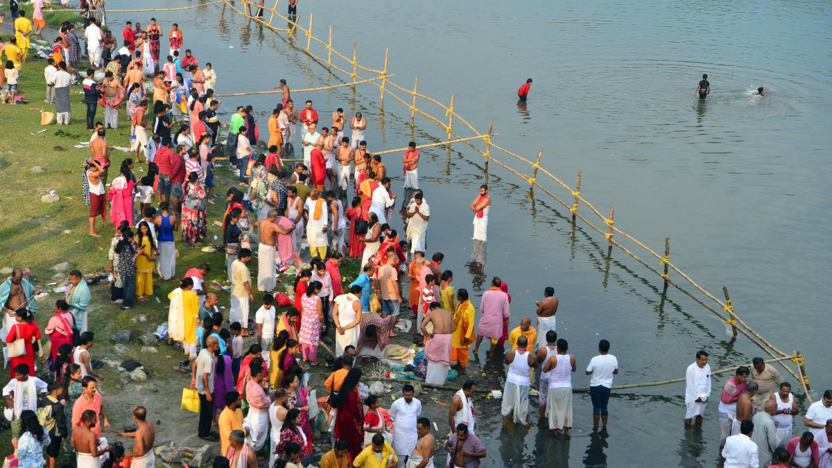Hindu devotees perform Tarpan ritual in Siliguri on Pitru Paksha final day