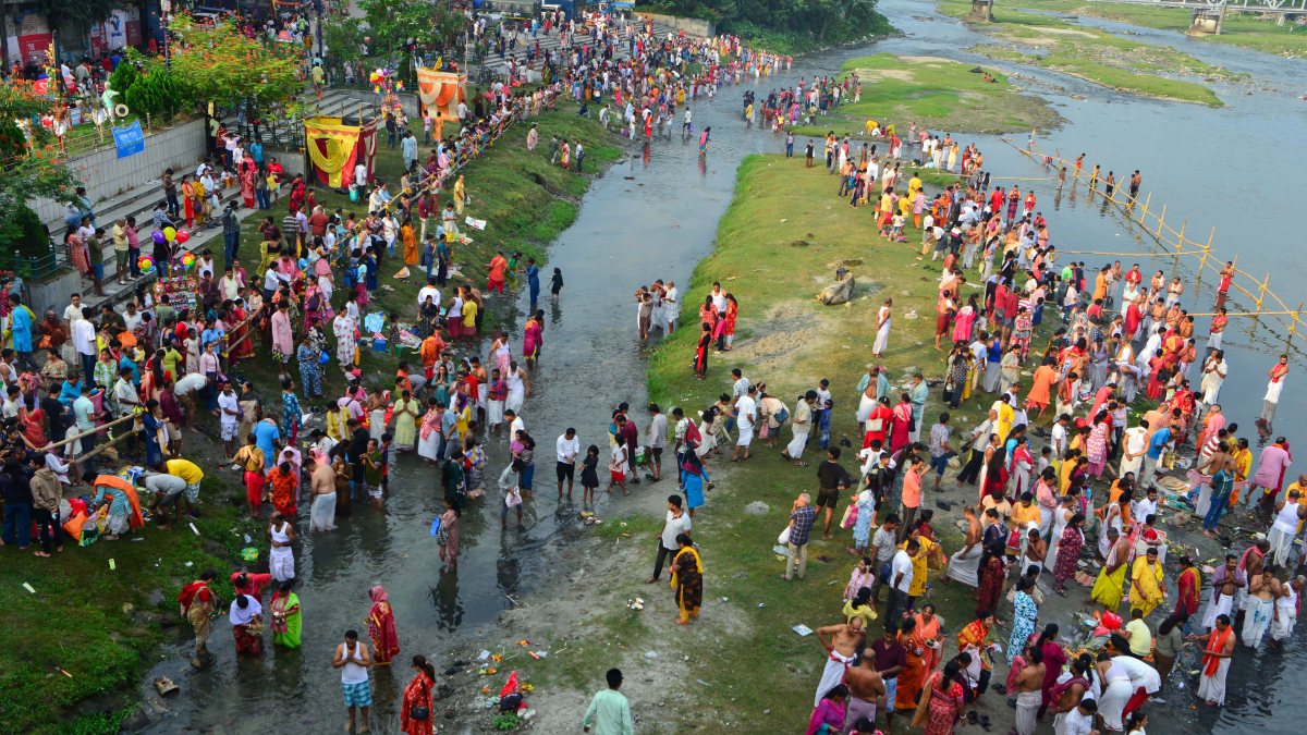 Hindu devotees perform Tarpan ritual on Pitru Paksha final day