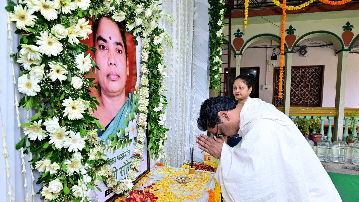Jharkhand CM Hemant Soren pays tribute to his mother on Pitra Visarjan Amavasya